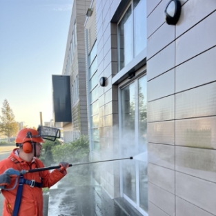 Reiniging gevel, gevelbekleding en schoonmaak entree bedrijf Oktober 2021