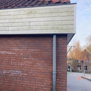 Reinigen boeidelen en kozijnen schoolgebouw Heerhugowaard April 2020