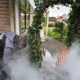 Verflaag verwijderen (bak) stenen muur woning particulier Amsterdam Oktober 2020