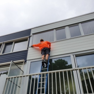 Reiniging houtwerk gevelbekleding buitenzijde woning particulier Uithoorn Juli 2021