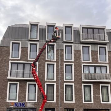 Reinigen buitenzijde appartementencomplex Paardenmarkt Alkmaar februari 2024