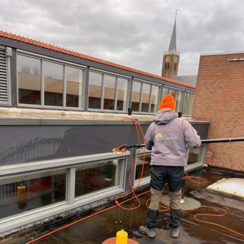 Reiniging houtwerk en kunststof rondom verschillende scholen februari 2024