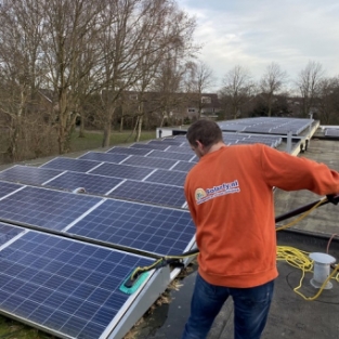 Schoonmaken buitenzijde en zonnepanelen schoolgebouw Heiloo februari 2021