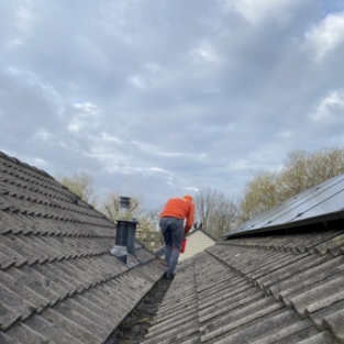 Schoonmaken dakgootranden, zonnepanelen en houtwerk woning Zuid Scharwoude Maart 2021