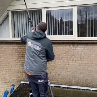 Reiniging houtwerk en zonnepanelen woning Vijfhuizen Maart 2021