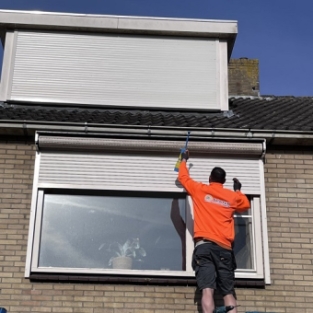Reiniging binnen- en buitenzijde van rolluiken rondom woning Berkhout April 2022