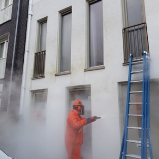 Schoonmaken en reinigen Spachtelputz muurgevel woning Amsterdam februari 2021