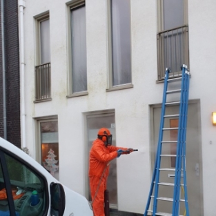 Schoonmaken en reinigen Spachtelputz muurgevel woning Amsterdam februari 2021