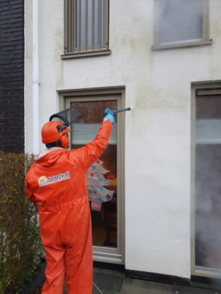 Schoonmaken en reinigen Spachtelputz muurgevel woning Amsterdam februari 2021