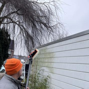 Reinigen kunststof gevelbekleding, ruilluiken, kozijnwerk en dakkapel februari 2023