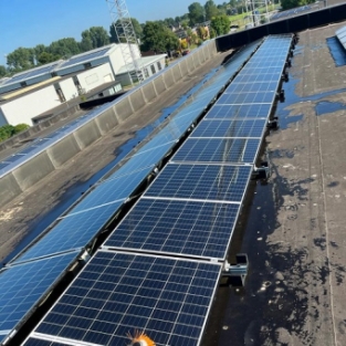 Reinigen van 400 zonnepanelen bedrijfspand industrieterrein Obdam Augustus 2022