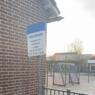 Reinigen boeidelen en kozijnen schoolgebouw Heerhugowaard April 2020