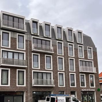 Reinigen buitenzijde appartementencomplex Paardenmarkt Alkmaar februari 2024