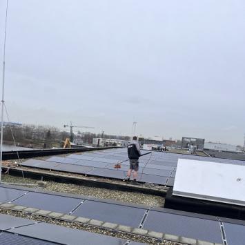 Reinigen gevelplaten en zonnepanelen Stadsarchief Amsterdam Januari 2023