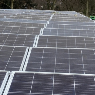 Schoonmaken buitenzijde en zonnepanelen schoolgebouw Heiloo februari 2021