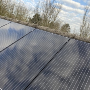 Schoonmaken dakgootranden, zonnepanelen en houtwerk woning Zuid Scharwoude Maart 2021