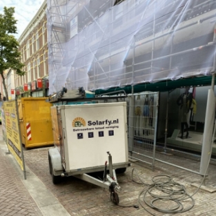 Schoonspuiten gevelreiniging winkelpand “de Laat” straat in Alkmaar centrum juli 2021