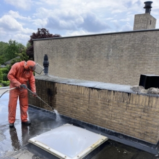 Reiniging van gevel in Haarlem (Wijk Oosterduin) woning particulier mei 2022