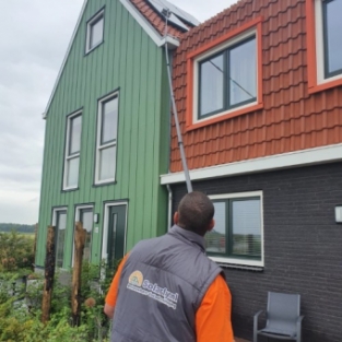 Zonnepanelen reiniging voor bewoners complete nieuwbouw straat Assendelft Juni 2020