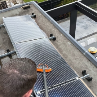 Reiniging dakramen en zonnepanelen woning particulier Heerhugowaard Maart 2022