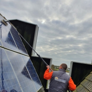 Schoonmaken zonnepanelen en frame woning Heerhugowaard Zuid Oktober 2020