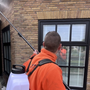 Spinnenbestrijding anti-spin aanbrengen vrijstaande woning Obdam Oktober 2022