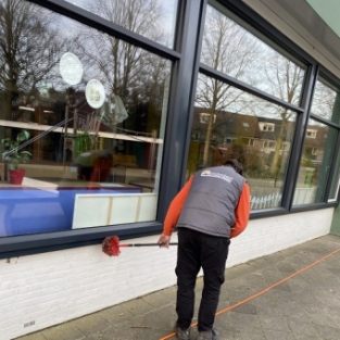 Schoonmaken buitenzijde en zonnepanelen schoolgebouw Heiloo februari 2021