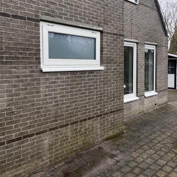 Reiniging voorgevel/buitenmuur woning Wervershoof inclusief schoorsteen Maart 2023