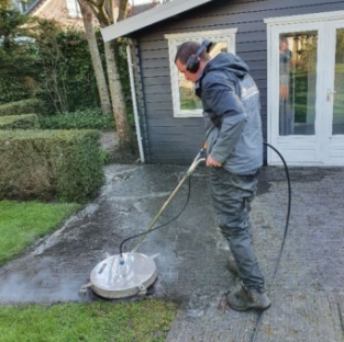 Terrasreiniging en straatwerkreiniging tuin particulier Schagen April 2020