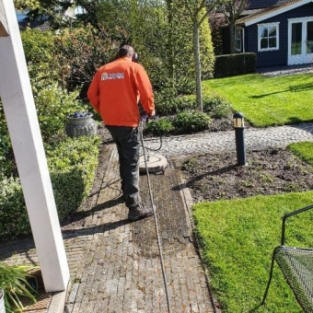 Terrasreiniging en straatwerkreiniging tuin particulier Schagen April 2020