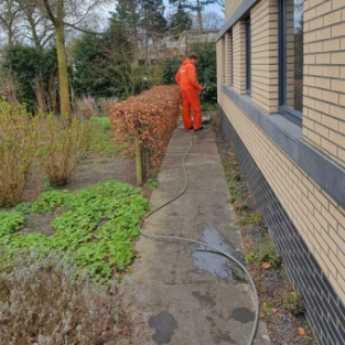 Reiniging bestrating terrastegels woning particulier bergen aan zee April 2021