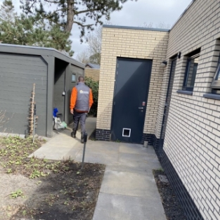 Reiniging bestrating terrastegels woning particulier bergen aan zee April 2021