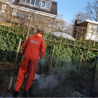 Reiniging bestrating terrastegels woning particulier bergen aan zee April 2021