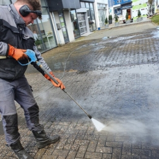 Straatwerk reiniging voor opening jacuzzi handelaar Alkmaar bedrijf April 2021