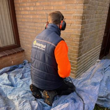 Uithakken, zandstralen en plaatsen voegwerk gevel woning Bergermeer Alkmaar Maart 2024