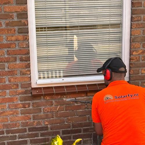 Voegwerk vervangen en reiniging kunststof en galerij Narcissenpad Uitgeest Juli 2025