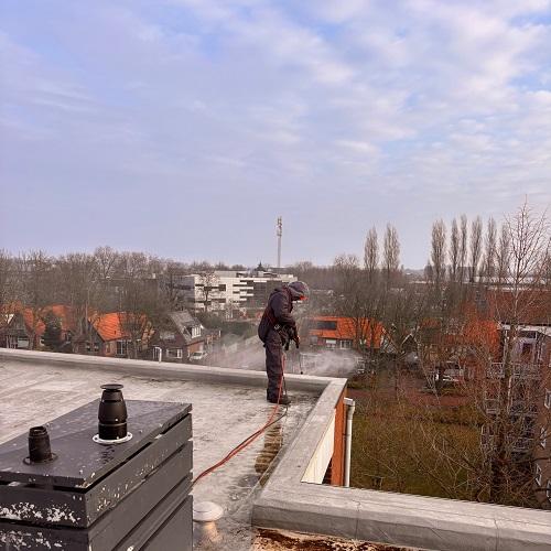 Reinigen gecoat dak Stationsplein Heerhugowaard Januari 2026