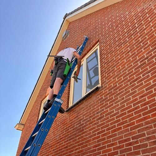 Reiniging en impregneren buitengevel schoolgebouw Hoorn, april 2025