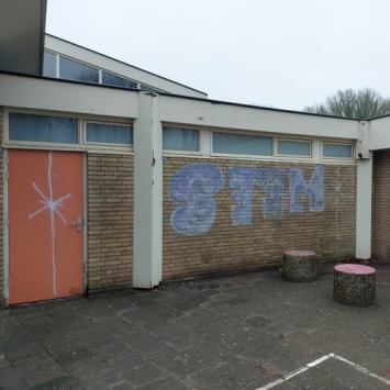 Graffiti van gevel verwijderen voor beheerder van scholen in Heiloo Januari 2023