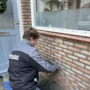 Voegwerk plaatsen na gevelrenovatie Heerhugowaard woning particulier December 2021