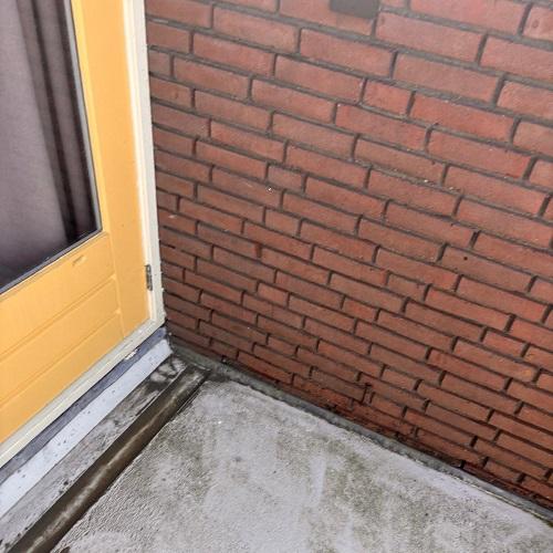 Voegwerk vervangen en reiniging kunststof en galerij Narcissenpad Uitgeest Juli 2025