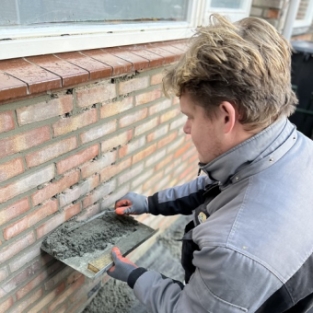 Voegwerk plaatsen na gevelrenovatie Heerhugowaard woning particulier December 2021