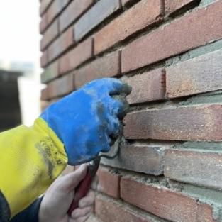 Voegwerk plaatsen na gevelrenovatie Heerhugowaard woning particulier December 2021