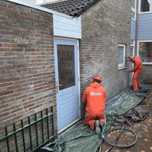 Gevel renovatie Heerhugowaard - Uithakken voegwerk, steen reparatie gevel en schoorsteen December 2021