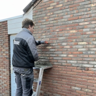 Voegwerk plaatsen na gevelrenovatie Heerhugowaard woning particulier December 2021