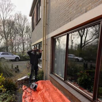 Uithakken, zandstralen en plaatsen voegwerk gevel woning Bergermeer Alkmaar Maart 2024