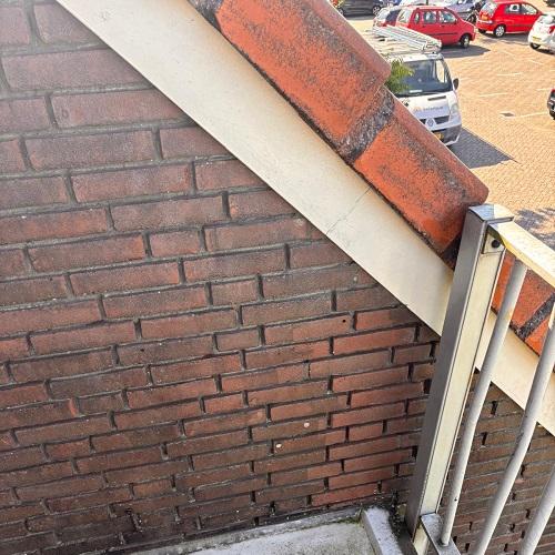 Voegwerk vervangen en reiniging kunststof en galerij Narcissenpad Uitgeest Juli 2025