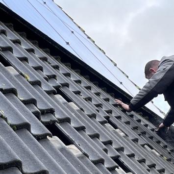 Aanbrengen vogelwering rond zonnepanelen in Scharwoude en Nieuwe Niedorp November 2022