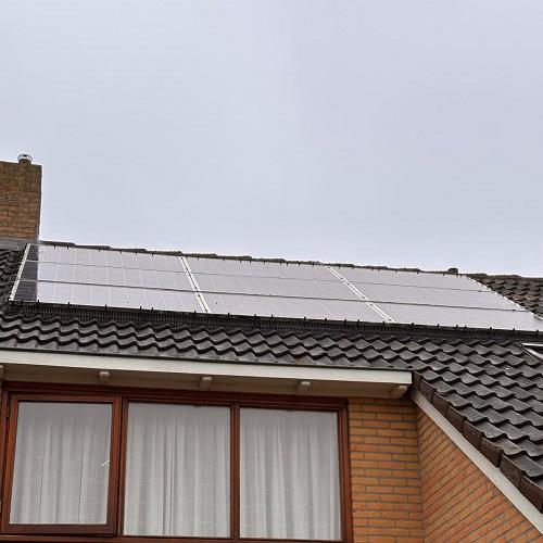 Aanbrengen vogelwering rondom zonnepanelen installatie Hoogwoud April 2025