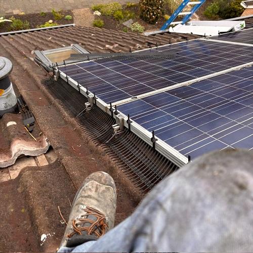 Aanbrengen vogelwering rondom zonnepanelen installatie Hoogwoud April 2025